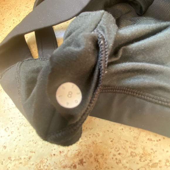 Lululemon Gear Up Bra
Score Jacquard Black Hero Blue / Black - size 8 - Picture 5 of 5